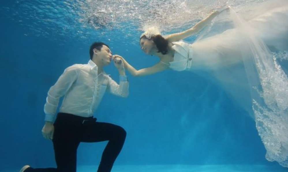 Top Lensmen Behind These Stunning Underwater Pre-Wedding Photoshoots - DWP  Insider